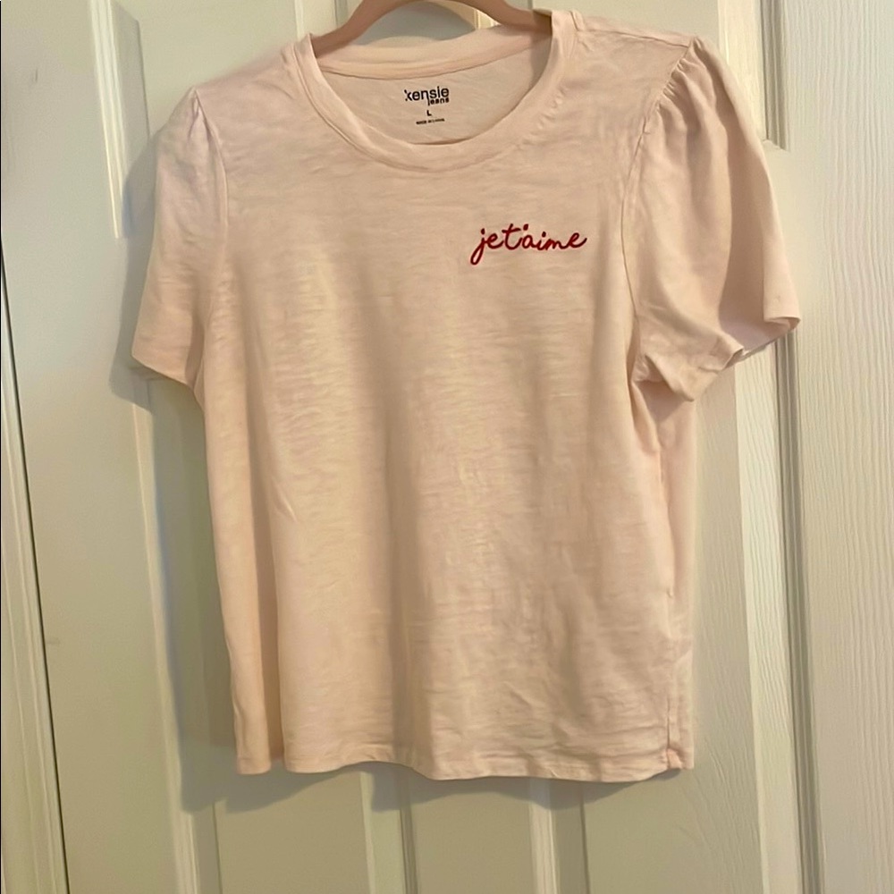 Kensie Jeans light pink “jeT’aime” short sleeved top. Very cute. Size L.